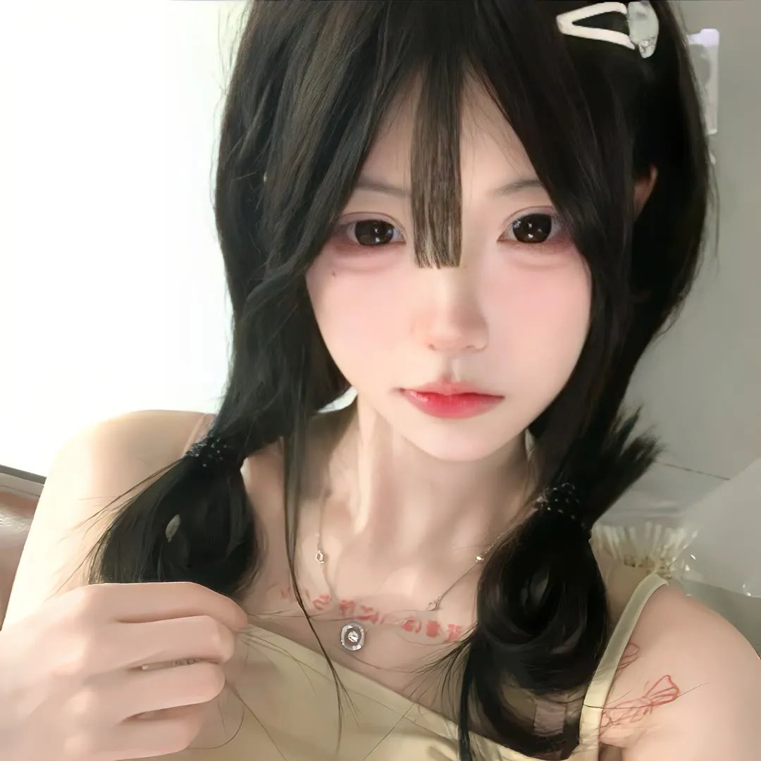 给小酒馆女子喝高杯酒